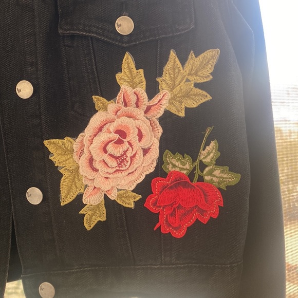 Black jean jacket with embroidered flowers size small - Picture 2 of 4